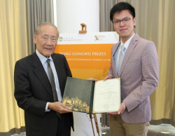王賡武教授頒獎予蔡思行