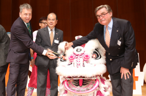 香港大學校長馬斐森教授,勞工及福利局局長張建宗先生及香港賽馬會主席施文信先生