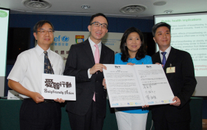 梁卓偉教授(左二)、周鎮邦醫生(左一)及葉柏強醫生(右一),和孔美琪博士(右二),呼籲政府正視港人健康問題,盡快落實《香港守則》,改善本港母乳餵哺環境。