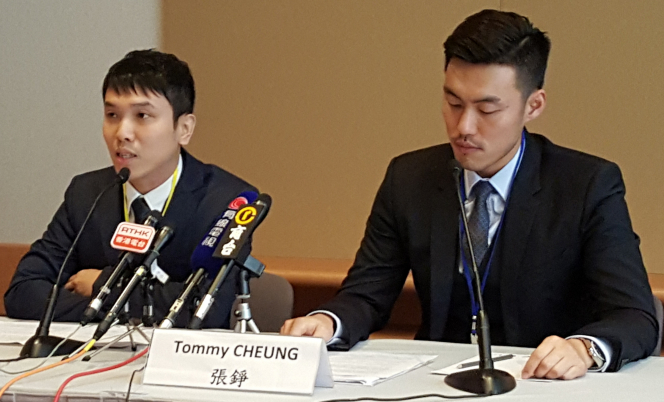 香港大學李嘉誠醫學院內科學系臨床助理教授張錚醫生(右)講解有關美國血鉛水平分析結果。香港大學李嘉誠醫學院藥理及藥劑學系助理教授張正龍博士(左)講解以香港人作對象的「植物固醇臨床研究」研究結果。