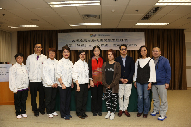 (左起)太極耆緣養生會團隊(左1至左5)、港大行為健康教研中心總監何天虹教授、先導計劃參加者吳女士、港大行為健康教研中心高級研究統籌溫浩然先生,以及另外兩位先導計劃參加者陳女士及何先生。