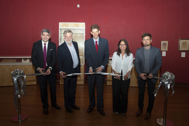 左起)主禮嘉賓包括亞美尼亞人在華社團前主席Mr Henri Arslanian、展品藏家Mr Robert McCarthy、港大美術博物館總監羅諾德博士、港大圖書館文獻保護及修復主管周貞德女士及港大美術博物館副館長及出版人馬德松先生主禮剪綵儀式。