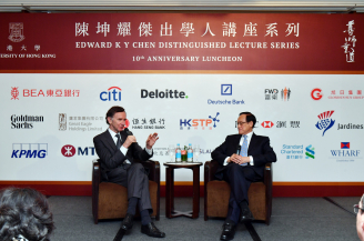 香港大學專業進修學院董事局主席陳坤耀教授(右)主持答問環節,由葛霖男爵(左)回應來賓提問。