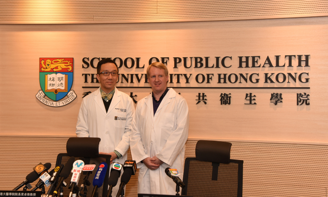 香港大學李嘉誠醫學院院長梁卓偉教授(左)及公共衞生學院流行病和生物統計學分部主任高本恩教授分析近兩個月流感數據,證實注射流感疫苗對預防流感是顯著有效的。