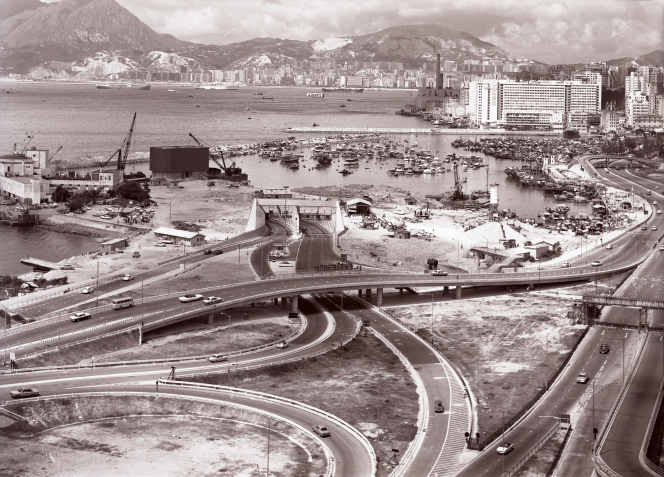 銅鑼灣通往紅磡隧道的道路,1972年 © Heather Coulson