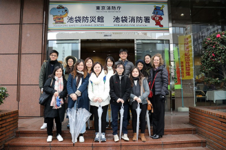日本研究課程統籌主任兼助理教授鮑蘭雅博士 (Dr Janet Borland) (右一)、香港三菱商事會社有限公司企劃業務部副總經理萬牧博士 (右二) 和十位參與青年領袖交流團的港大同學,在位於東京池袋防災館前合照。