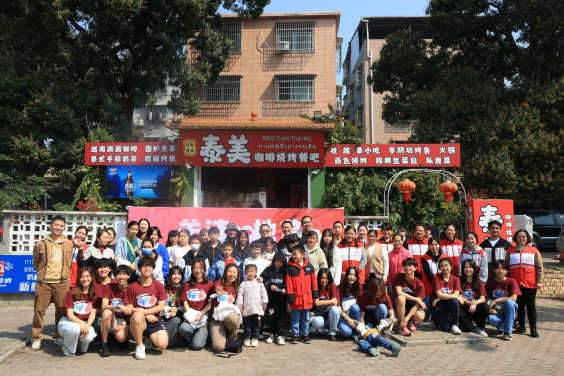 港大學生參與《關愛地貧·攜手同行》，前往廣西百色推動大眾關注地中海貧血及捐血救人的重要性。
 