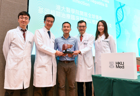 港大醫學院腸胃肝臟科研究團隊正在開展針對乙肝的創新基因相關療法，有望讓患者擺脫長期服藥的困擾，帶來新契機。研究團隊成員包括（穿白袍者右起）：麥龍兒醫生、袁孟峰教授、司徒偉基教授和許允軒醫生，以及參與測試並已完成用藥的病人張先生（中）。