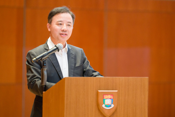香港大學校長張翔教授在亞洲量子資訊科學會議（AQIS’25）上致歡迎辭。