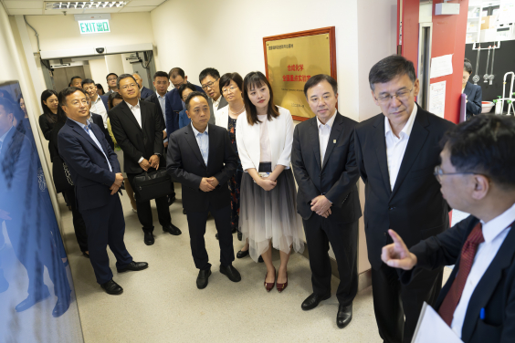 科技部部長陰和俊先生率代表團,參觀港大其中兩所全國重點實驗室。