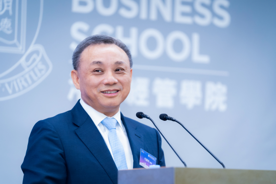 港大經管學院經濟學實務教授、香港特首政策組專家毛振華教授發表主題報告。