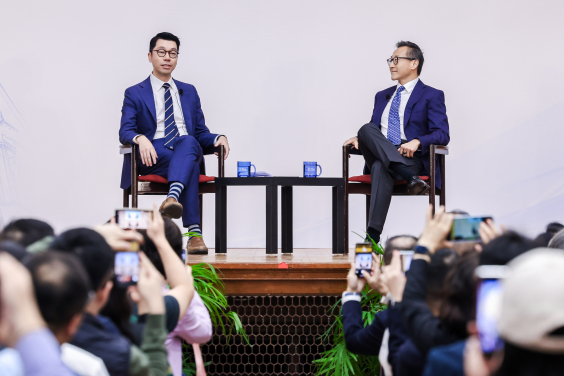香港大學協理副校長、港大經管學院副院長鄧希煒教授（左）主持在港大經管學院舉辦的「陳坤耀傑出學人講座」對談，與阿里巴巴集團聯合創始人及主席蔡崇信先生互動。