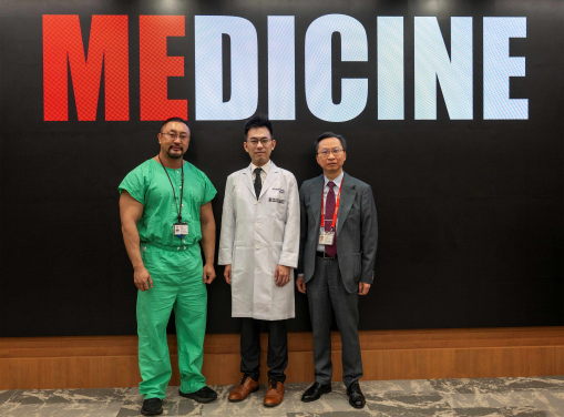 港大醫學院科研團隊指出可透過痰液檢測及在不同時間點進行血液檢測，可以更準確評估患者慢阻肺病急性惡化風險。（左起：陳崇基醫生、郭宏駿醫生及何重文醫生）
 