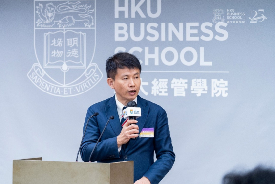 港大經管學院院長兼經濟學講座教授及中國經濟研究所所長蔡洪濱教授致歡迎辭。