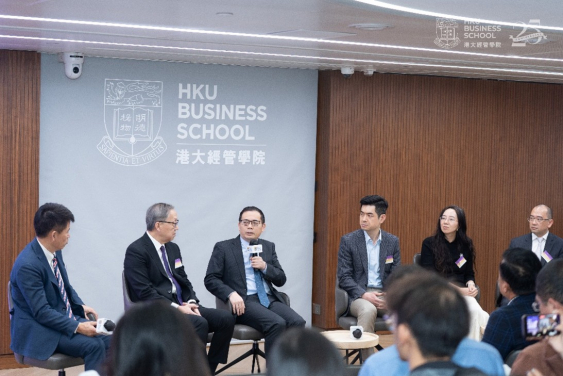 （左起）港大經管學院院長兼經濟學講座教授及中國經濟研究所所長蔡洪濱教授;香港鳳凰衛視主持人、時事評論員鄭浩先生；野村證券中國首席經濟學家陸挺博士；摩根士丹利董事總經理、中國首席經濟學家邢自強博士；華創證券總裁助理兼研究所聯席所長牛播坤博士；以及中央財經大學香港校友會會長、創興銀行執行副總裁陳智棠先生進行圓桌討論。