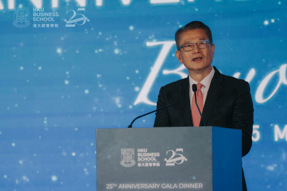 主禮嘉賓香港特別行政區政府財政司司長陳茂波先生發表主題演講