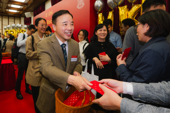 港大校長張翔教授向同學送贈中心特製紀念品，表達感謝與美好祝願。