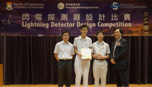 香港天文台助理台長黎守德先生(右一)頒發獎項予高級組冠軍隊伍──香港道教聯合會鄧顯紀念中學。